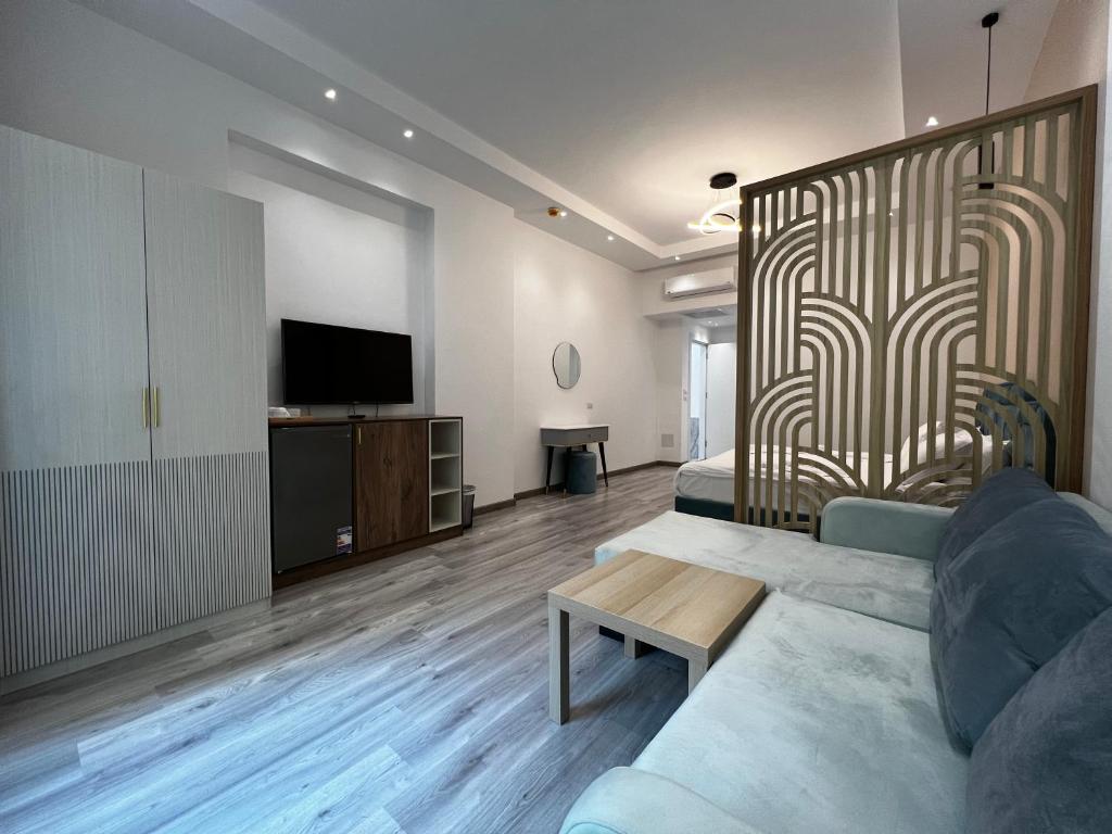 TV a/nebo společenská místnost v ubytování Onyx Pyramids Boutique Hotel