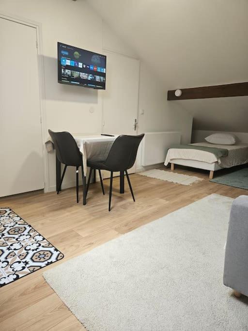 TV a/nebo společenská místnost v ubytování Studio proximité gare ligne H