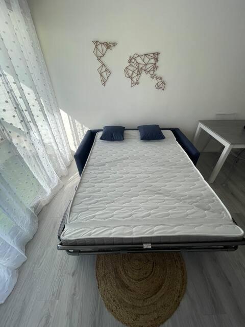 - un lit installé à l'étage dans l'établissement Manon, au Cap d'Agde