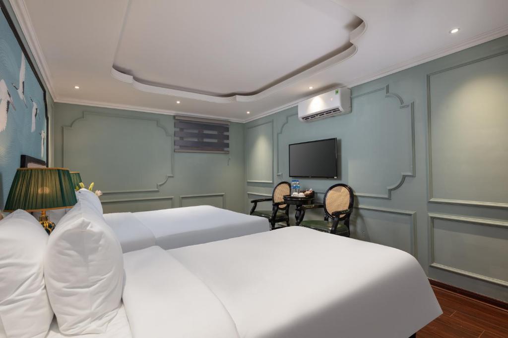 TV a/nebo společenská místnost v ubytování Madelise Grand Hotel