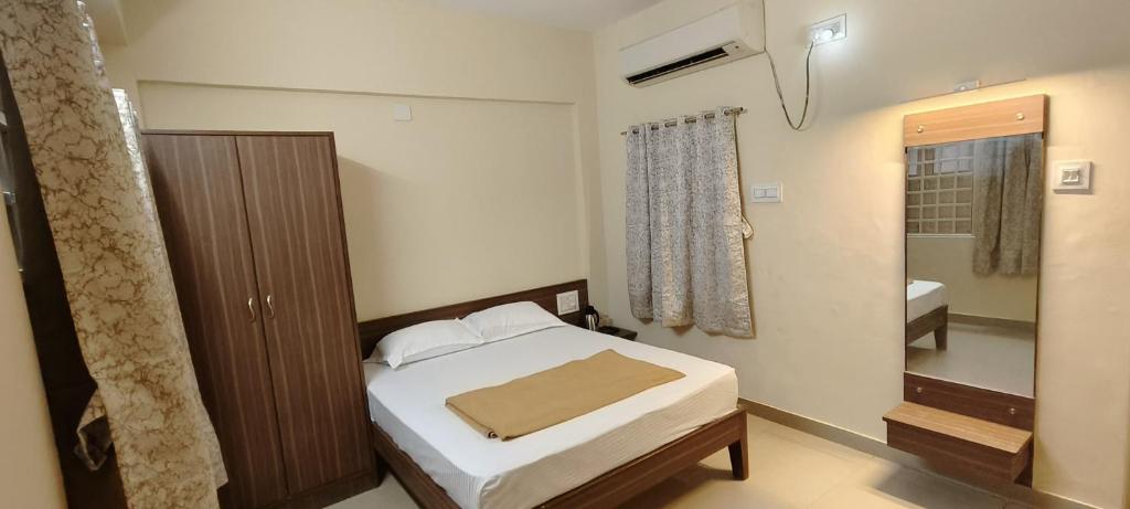 德瓦尔卡Hotel TGP The Grand Praatap的一间带床和浴室的小卧室