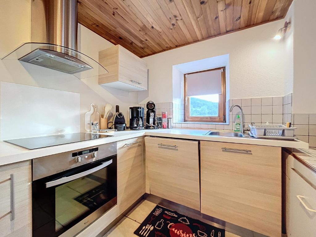 Kuchyň nebo kuchyňský kout v ubytování Apartment Au Calme