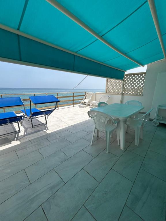 Μπαλκόνι ή βεράντα στο Casa in Salento sul mare con terrazze panoramiche