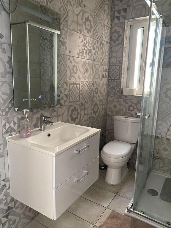 Koupelna v ubytování Bright and Convenient Penthouse in Central Malta