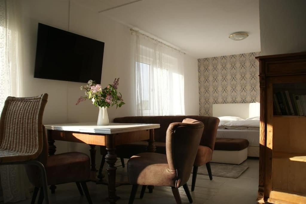 a living room with a table and a bed at Ferienwohnung Ilse im Haus Namenlos in Baruth
