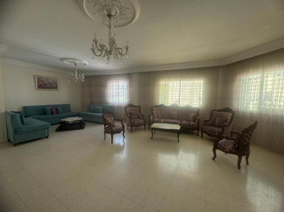 Posezení v ubytování Sunny and Spacious flat