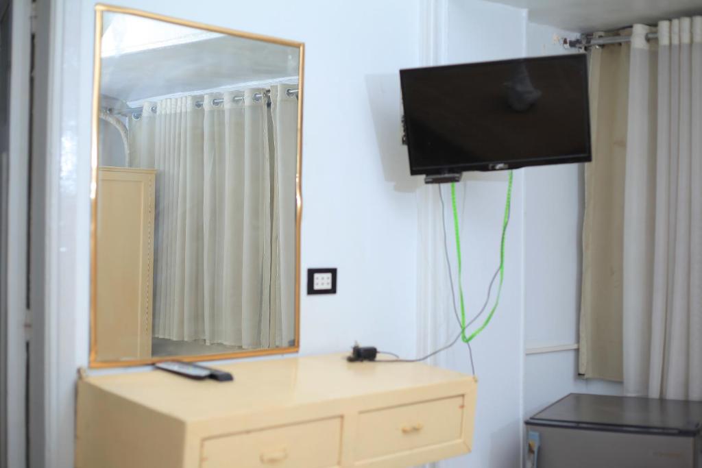 TV a/nebo společenská místnost v ubytování Oscar Hotel