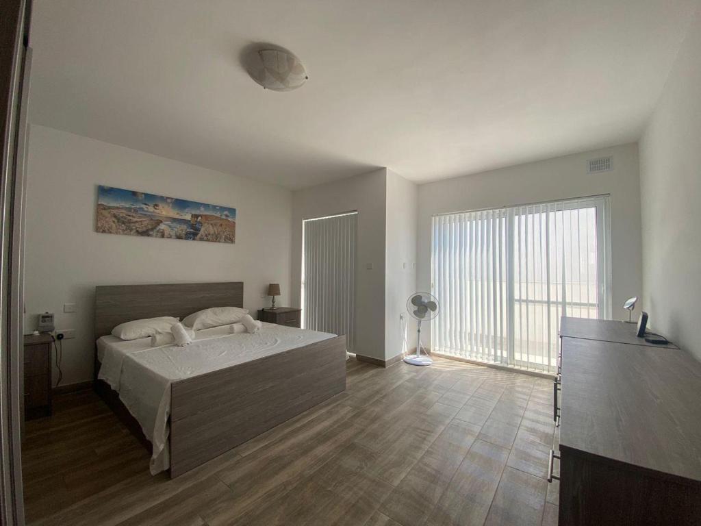 Postel nebo postele na pokoji v ubytování Bright and Convenient Penthouse in Central Malta