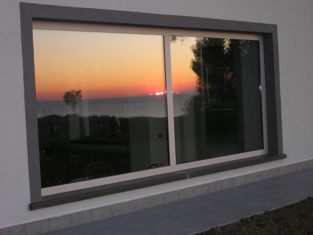 Η ανατολή ή δύση του ηλίου όπως φαίνεται από αυτός ο ξενώνας ή από εκεί κοντά