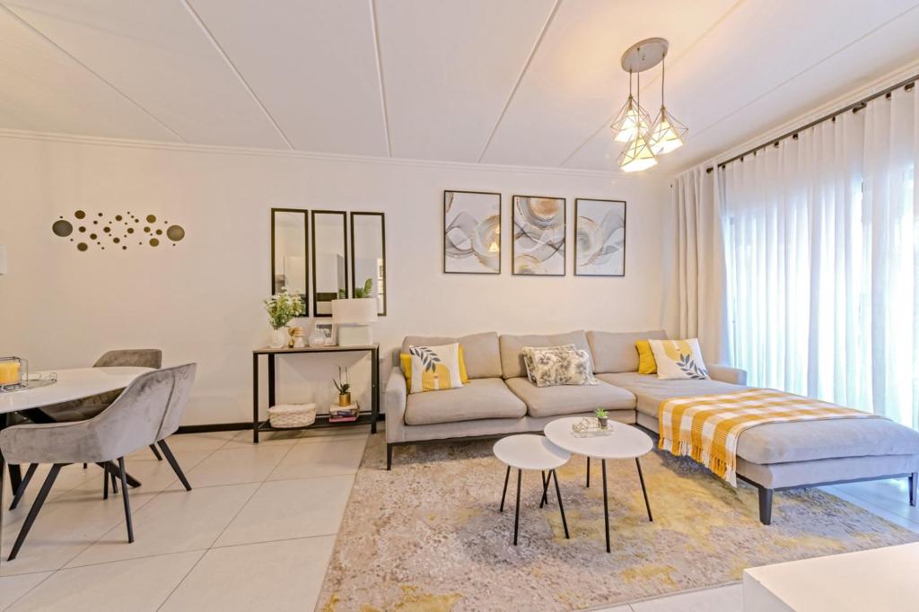 Posezení v ubytování Bloom Modern Apartment