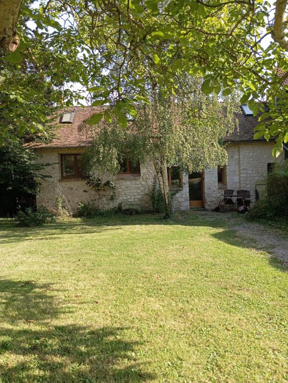 stary ceglany dom z ogródkiem przed nim w obiekcie Maison de campagne proche Giverny La Casita de Bemi w mieście Bois-Jérôme-Saint-Ouen