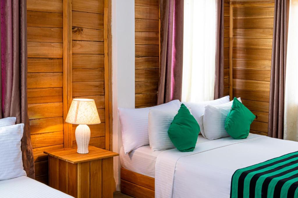 Postel nebo postele na pokoji v ubytování Rock Shade Chalet- Sigiriya