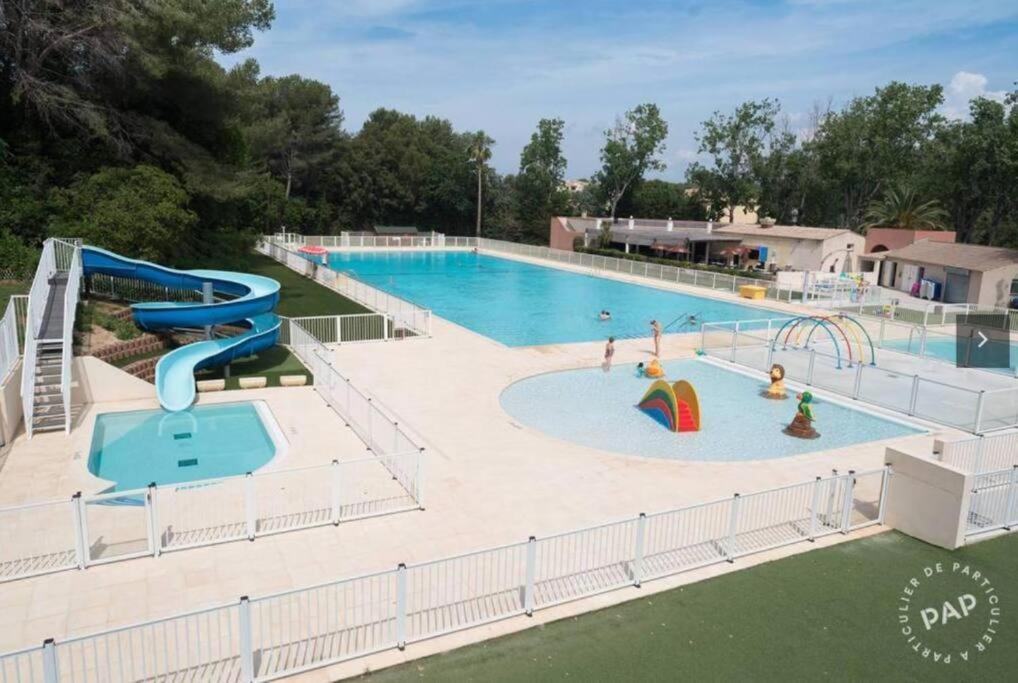 einen großen Pool mit Rutsche und Wasserpark in der Unterkunft Duplex T3 avec jardin, bord de mer et parking in Six-Fours-les-Plages