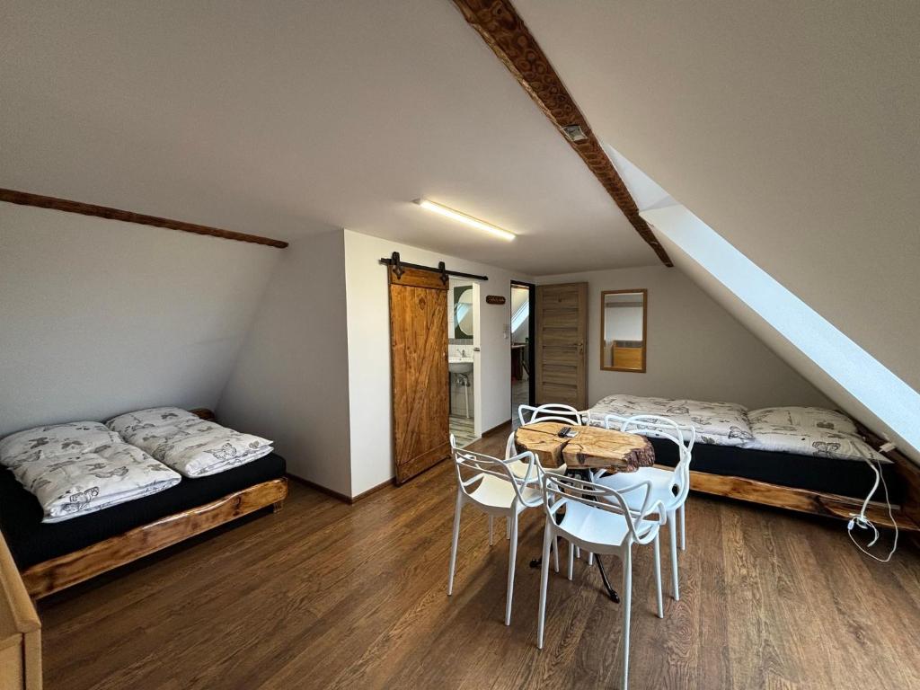 En eller flere senge i et værelse på AgroSowa Sokolec