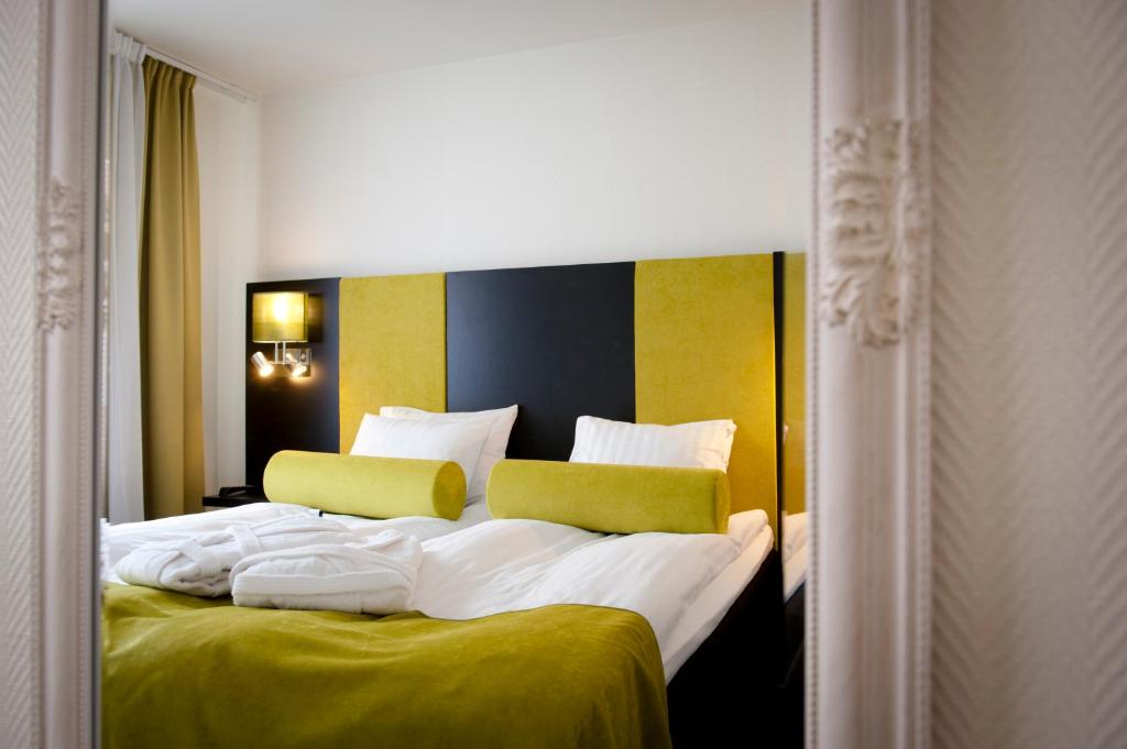 Postel nebo postele na pokoji v ubytování Sturup Airport Hotel