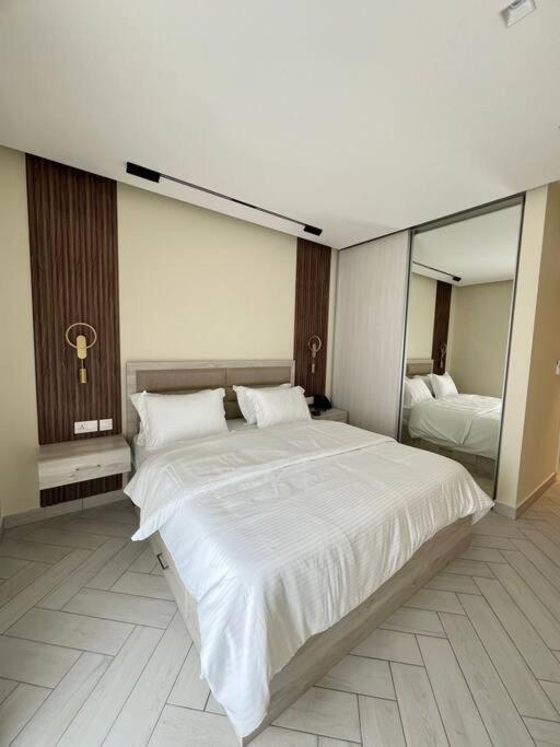Postel nebo postele na pokoji v ubytování Luxury Apt with Private Beach In Ayla