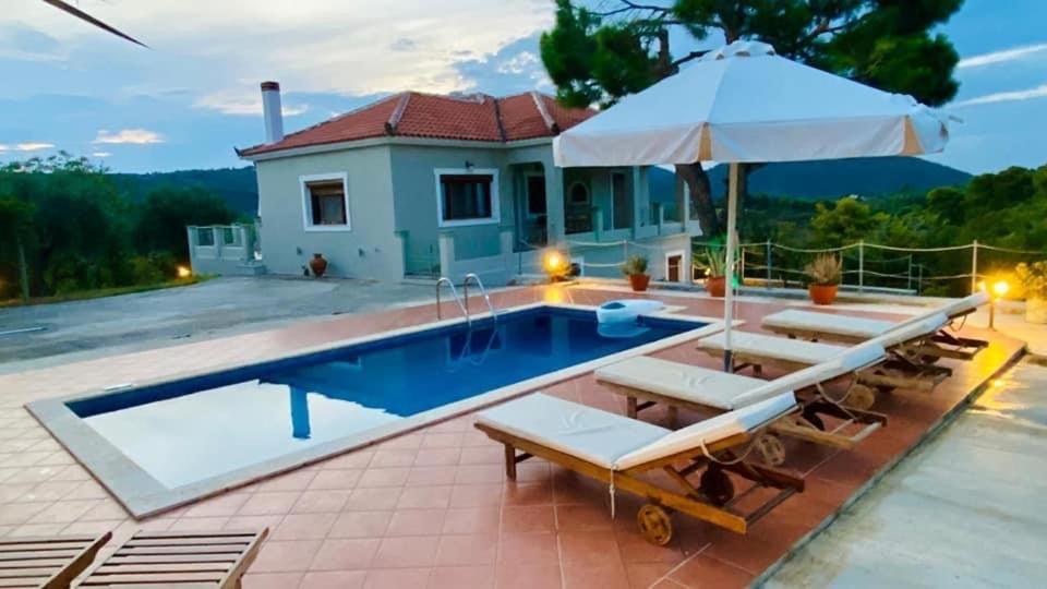 Bazén v ubytování Villa Ouranos in Pefkias nebo v jeho okolí