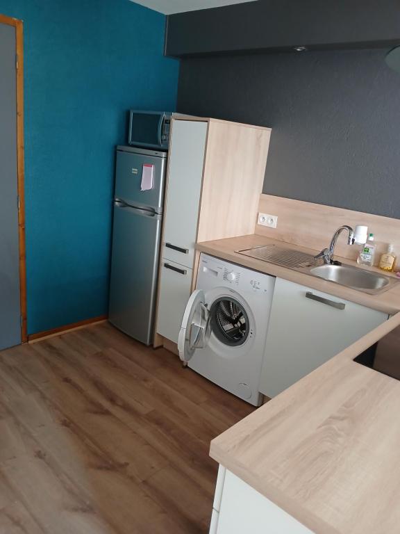 Kuchyň nebo kuchyňský kout v ubytování Petit studio tout confort