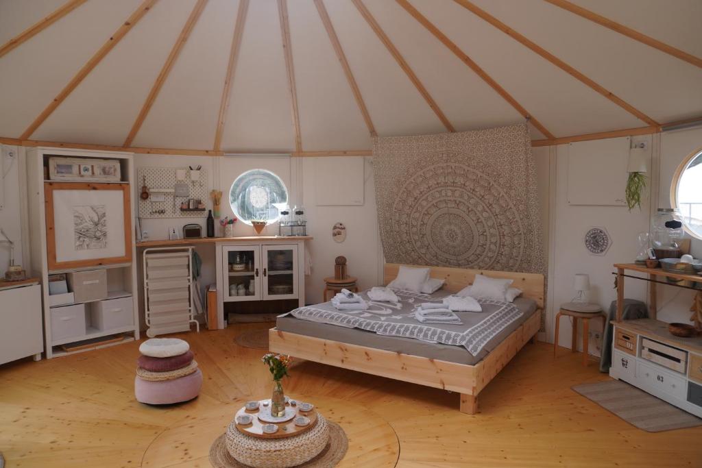 Postel nebo postele na pokoji v ubytování Gerhardhof - Zimmer Glamping Camping