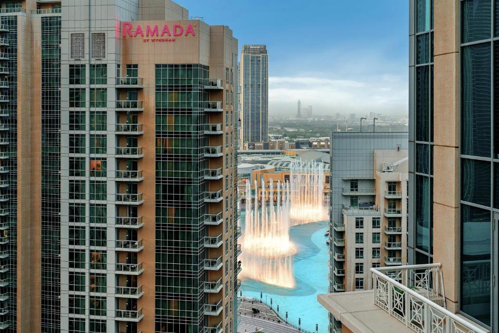 een uitzicht op de skyline van Las Vegas bij FIRST CLASS 3BR Burj Khalifa & Fountain View in Dubai