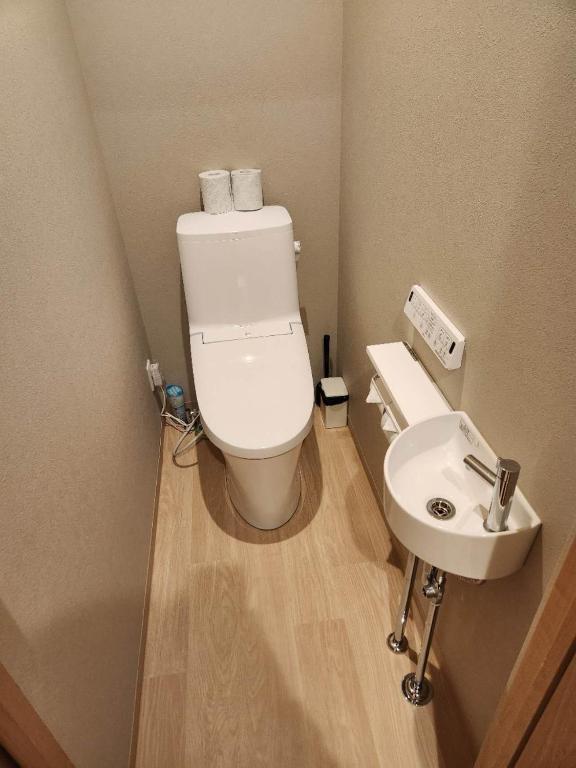 Koupelna v ubytování Tamatsukan 玉津館, Detached Hse, JR Tsuruhashi 7min, Kansai Airport 關西空港 57 mins, Namba 6 mins, Nihonbashi 4 mins, Universal Studio 37 mins, Nara 30 mins, Early Check In