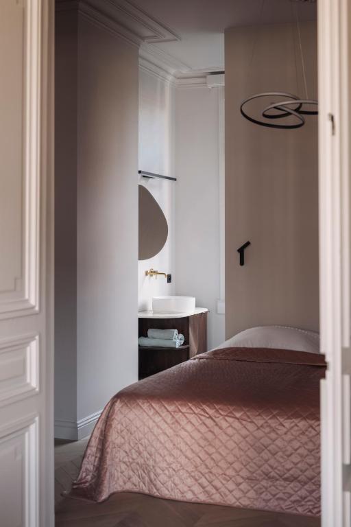 Postel nebo postele na pokoji v ubytování Zurenborg Suites