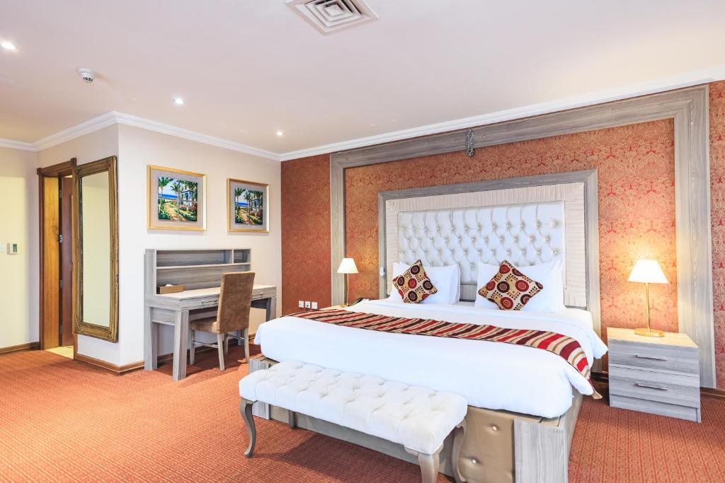Rúm í herbergi á Sapphire Plaza Hotel