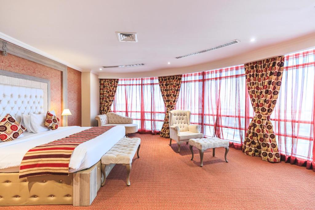 Rúm í herbergi á Sapphire Plaza Hotel