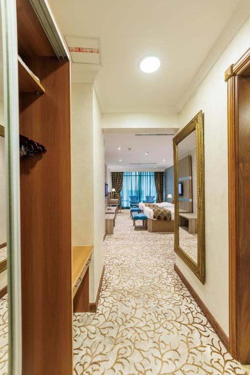 Rúm í herbergi á Sapphire Plaza Hotel