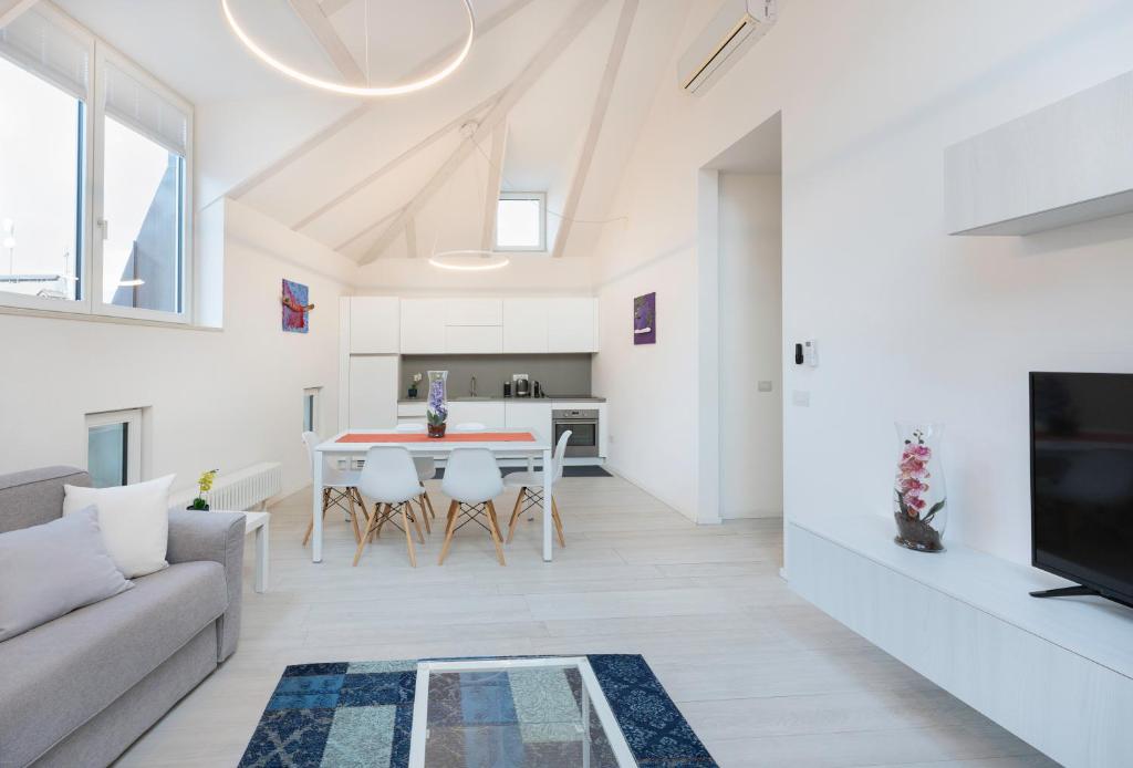 una sala de estar con un sofá y una mesa en Sweethome Gries - Con Garage, en Bolzano
