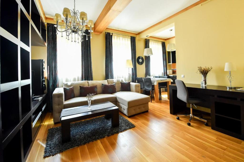 un soggiorno con un divano e un pianoforte di Luxury Apartment a Braşov