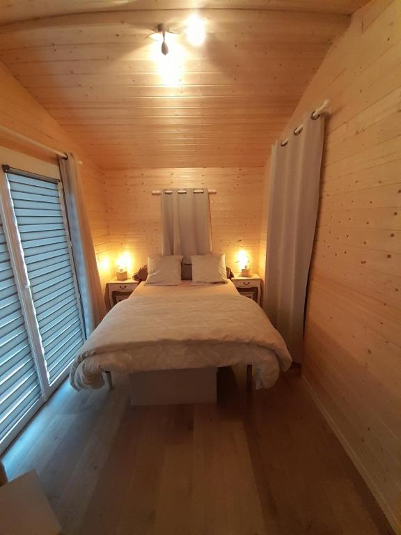 Postel nebo postele na pokoji v ubytování location type gîte, chambre d'hôte, meublé de tourisme dans joli petit chalet typique et ou jolie roulotte type bohème