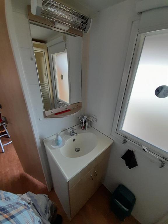 Koupelna v ubytování location type gîte, chambre d'hôte, meublé de tourisme dans joli petit chalet typique et ou jolie roulotte type bohème