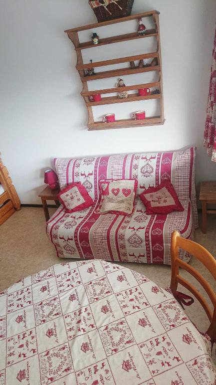 - un salon avec un canapé et une couverture dans l'établissement Studio au pied des pistes La Plagne, à Mâcot La Plagne