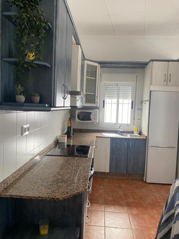 Kuchyňa alebo kuchynka v ubytovaní CASA DEL PEZ Vivienda a pie de calle en Agua Amarga a 250 metros de la playa
