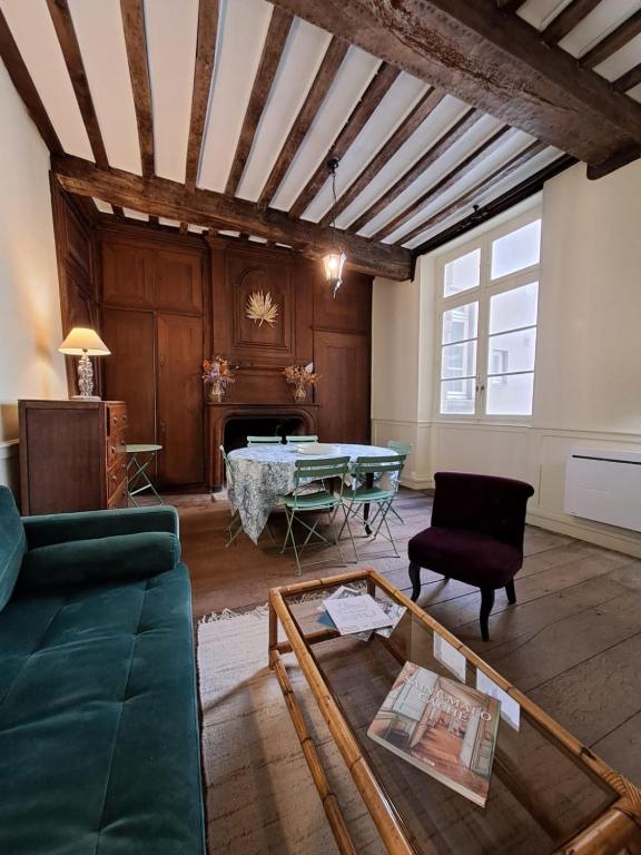 un salon avec un canapé et une table dans l'établissement Appartement historique - 2 chambres, à Saint-Malo