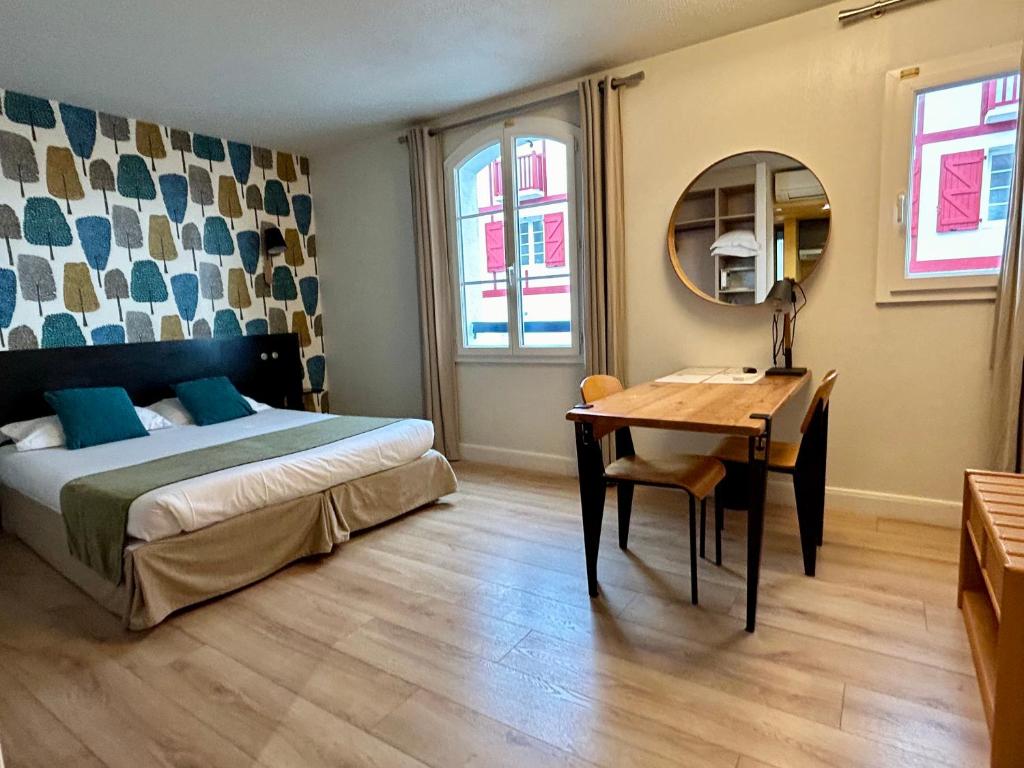 Postel nebo postele na pokoji v ubytování Hôtel & Appart-hôtel Olatua