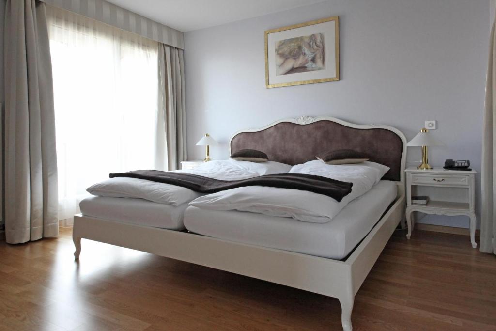 Postel nebo postele na pokoji v ubytování Seminar- & Erlebnishotel RömerTurm