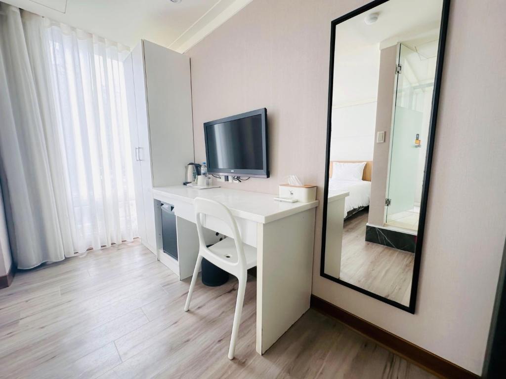 TV a/nebo společenská místnost v ubytování Days Fine Hotel