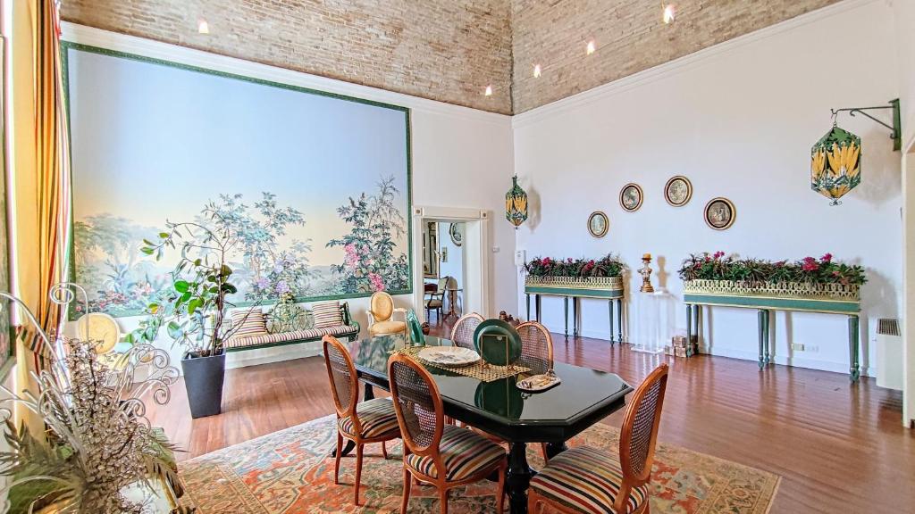 een eetkamer met een tafel en stoelen bij Suite Patrimonio Unesco - Assisi Centro Storico in Assisi