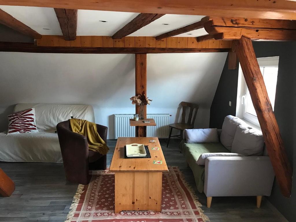 Posezení v ubytování Au-Dessus des Toits plein centre avec vue sur les vignes