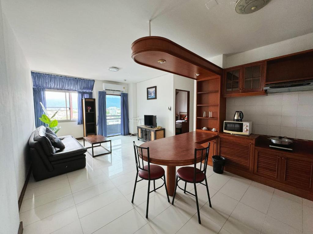 
Two-Bedroom Apartment with Mountain View
