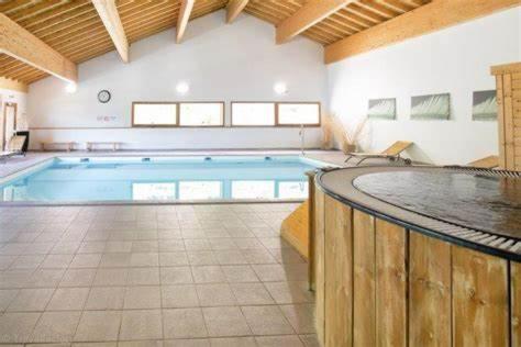 Bazén v ubytování Orelle les 3 Vallées nebo v jeho okolí