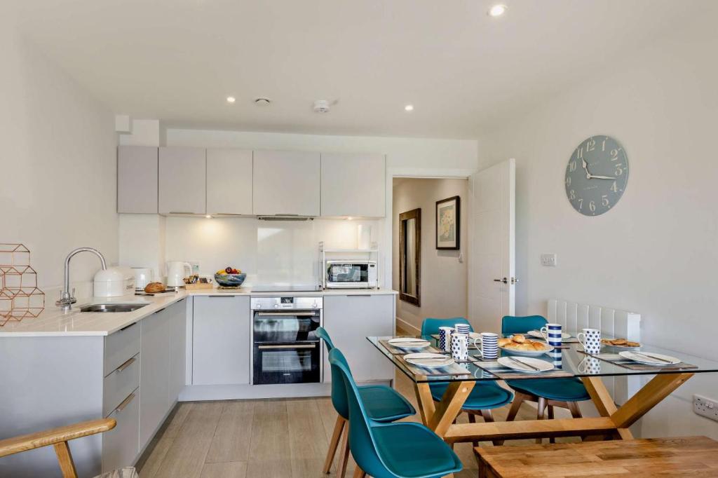 Kuchyň nebo kuchyňský kout v ubytování 6 Woolacombe West - Luxury Apartment at Byron Woolacombe, only 4 minute walk to Woolacombe Beach!