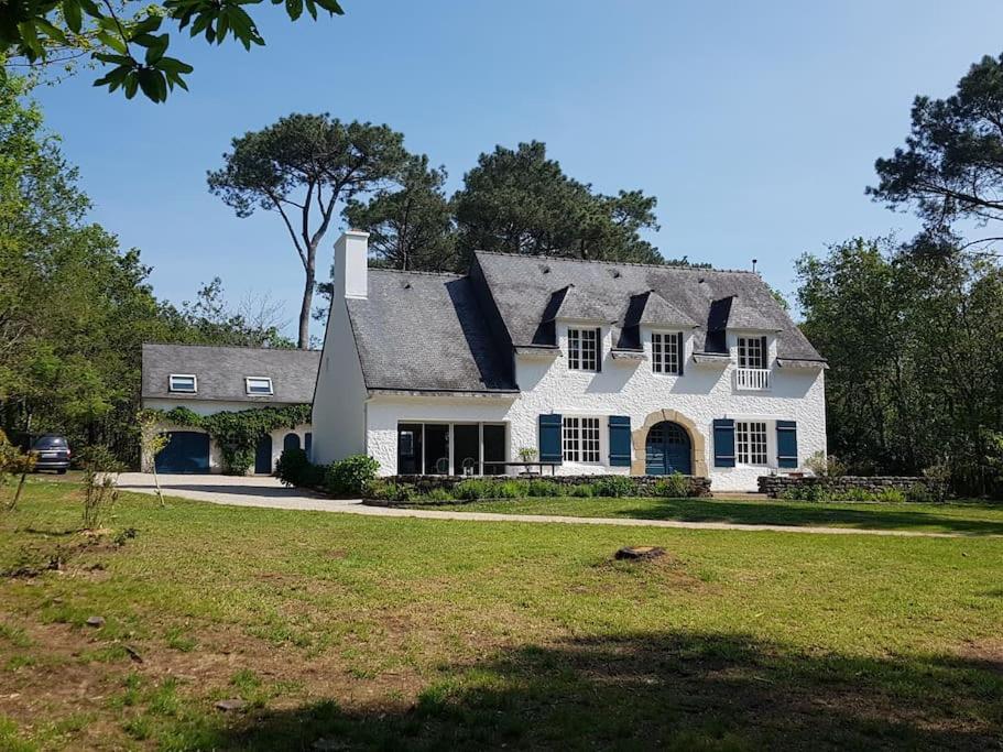 une grande maison blanche avec un toit gris dans l'établissement Propriété de charme à la Trinité sur mer, 56, à Carnac