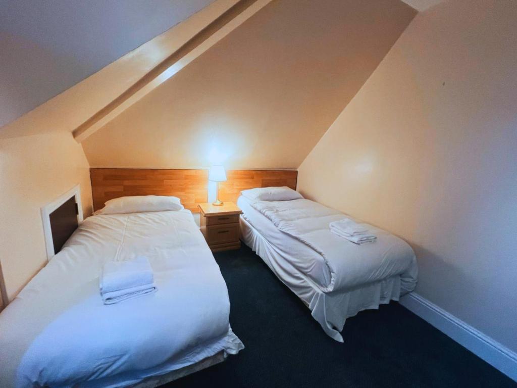 
Twin Room with Shared Bathroom
