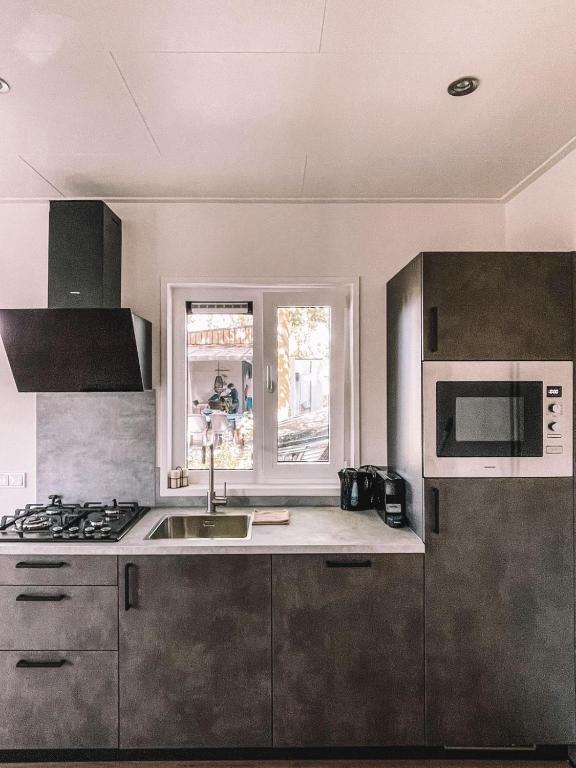 Kuchyň nebo kuchyňský kout v ubytování NEW Tiny House Cinta- Dichtbij zee & in een groene omgeving