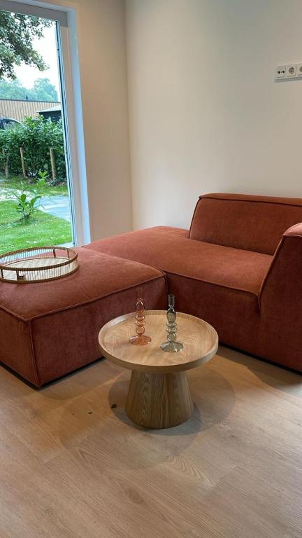 Posezení v ubytování NEW Tiny House Cinta- Dichtbij zee & in een groene omgeving
