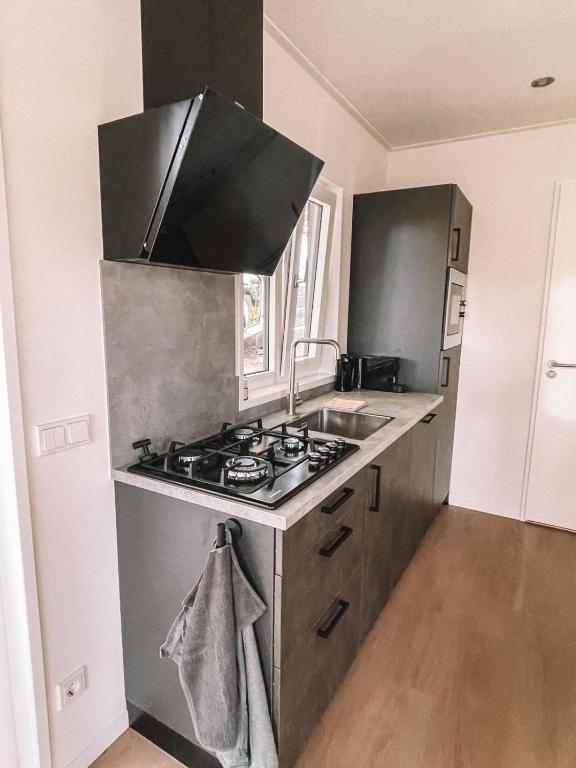 Kuchyň nebo kuchyňský kout v ubytování NEW Tiny House Cinta- Dichtbij zee & in een groene omgeving