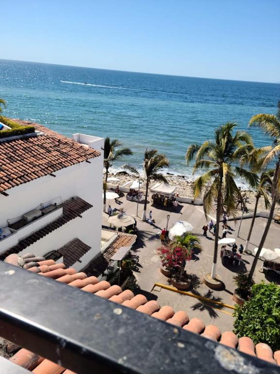 プエルト・バジャルタにあるMalecon Uno Condo on the Malecon, Centroのリゾートのバルコニーから眺めるビーチの景色